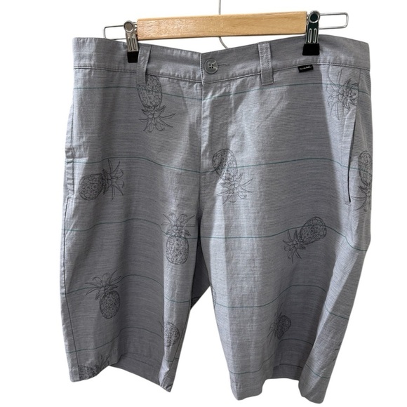 Travis Mathew  Men’s Shorts Size 34 Gray with Pineapple Print  Golf Athletic - Picture 1 of 7